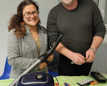 réparation d'un aspirateur réussi, tout le monde sourit !