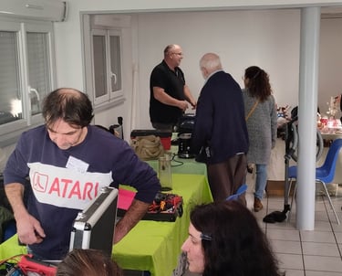 réparateurs bénévoles et visiteurs au repair café de Mormant