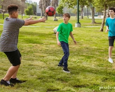 Niños jugando en el Jardín del Turia