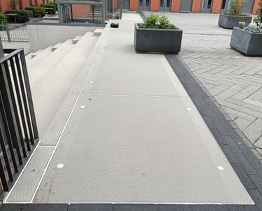 Reiniging en voegafdichting van betonnen trap in Eindhoven