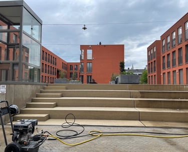 Reiniging en voegafdichting van betonnen trap in Eindhoven