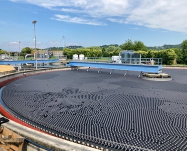 Bassin couvert avec enviro shade balls, Réduit -90% d’évaporation, idéal pour les régions arides