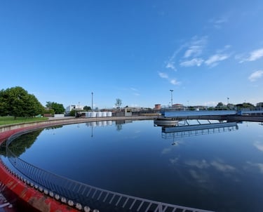 Bassin industriel non couvert, exposé aux rayons UV