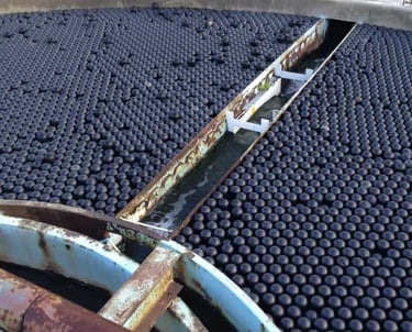 Couverture d'un bassin de traitement des eaux usées avec les Enviro Shade Balls