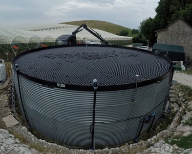 Un réservoir d'eau couvert d'enviro shade ball, limitant l'évaporation de l'eau