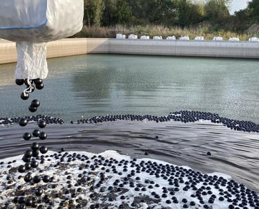 Installation des shade balls par nos équipes dans un réservoir d'eau industriel