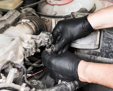 Persona revisando coche