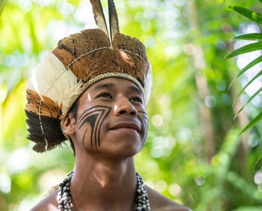 Indigena cotemplando a natureza