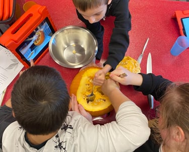 Eleves réalisant une délicieuse recette dans la cuisine