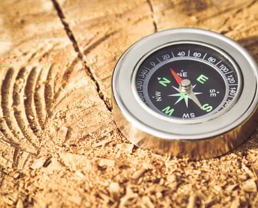 una bussola appoggiata sul terreno