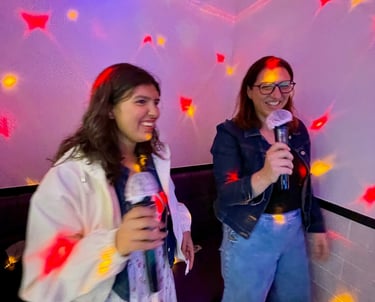 Deux de mes stagiaires en plein karaoké à Séoul 