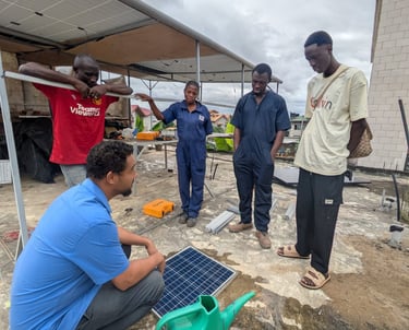 Mr ACHI David explique le fonctionnement du panneau solaire.