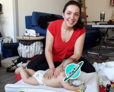 femme massant son bébé sur le dos