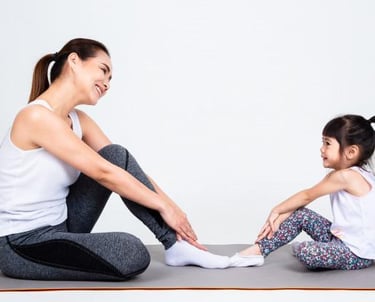 mère et petite fille faisant du yoga