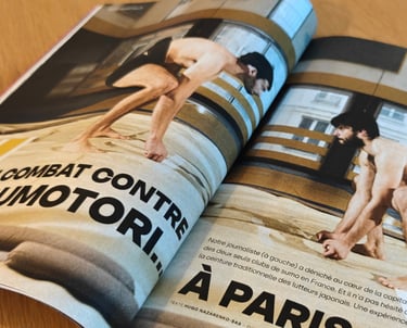Magazine avec une photo sur la double page de 2 hommes en mawashi se faisant face. "Mon combat contre un sumotori... à Paris"