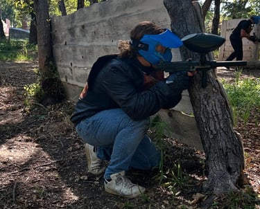 Joueur en pleine partie de paintball sur le terrain de Corsican paintball à Anghione en Corse