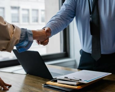 Colegas de negocios profesionales se dan la mano sobre un escritorio para finalizar un acuerdo