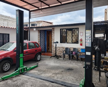 Instalaciones equipadas con elevador automotriz y medidas de seguridad para un servicio eficiente.