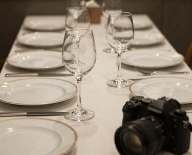 Mesa com preparação para jantar.