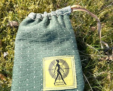 sac en tissus pour transporter un oracle avec le logo de necrovia