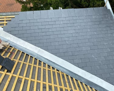 pose d'ardoise avec noue en zinc