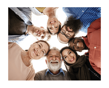 Lächelnde Menschen im Kreis stehen für Teamwork und Vielfalt – Systemisches Coaching, Workshops und 