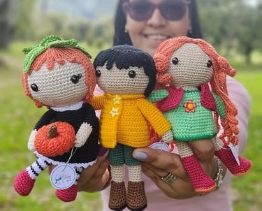 Una persona sosteniendo 3 amigurumis