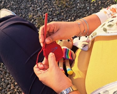 Una persona tejiendo un amigurumi a crochet