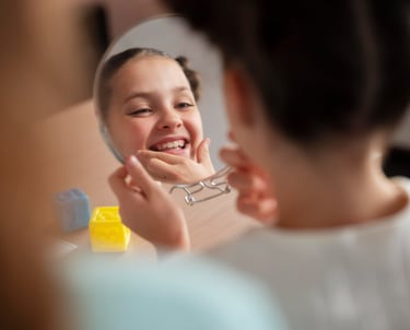 vaikas atlieka burnos ir liežuvio pratimus logopedo kabinete