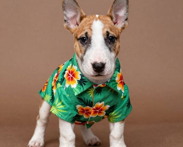 Adorable cachorro de Bull Terrier con una camisa hawaiana verde con estampado floral sobre un fondo 
