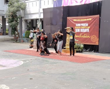 Ujian praktik seni drama musical