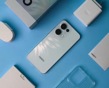 Desempaquetado de un smartphone Oppo blanco con cargador, funda transparente y empaque