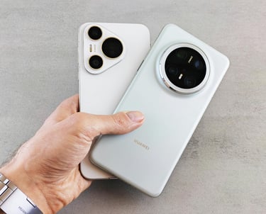 Mano sosteniendo los smartphones Huawei Pura 70 Ultra y Mate 60 Pro en color blanco