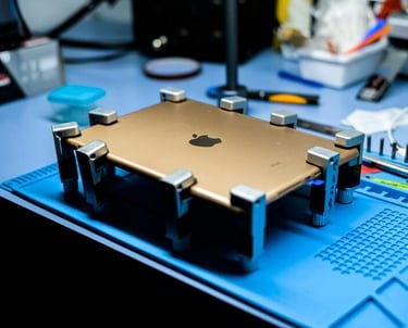 Un iPad Apple dorado asegurado en una herramienta de sujeción para reparación de pantalla