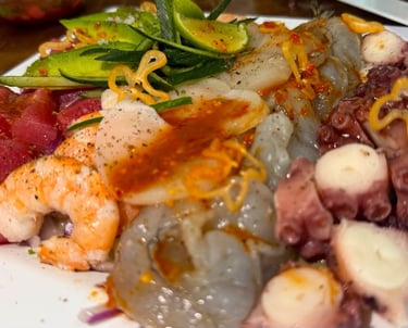 Plato de mariscos mexicanos frescos que incluye camarón crudo, pulpo, atún, aguachile de camarón