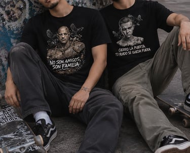Chicos con camisetas de moda urbana streetwear busto marmol Santa Paciencia Toretto y Once