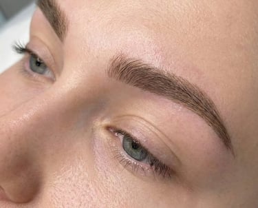 Risultato di microblading alle sopracciglia con metodo ChromaLift presso Tratto Perfetto Carmagnola