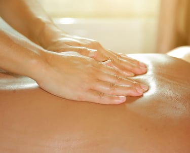 Femme entrain de donner un massage corporel