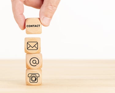 Icônes de contact sur des cubes en bois.