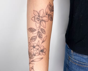 Tatouage floral tournant autour de l'avant-bras jonquille et sakuras