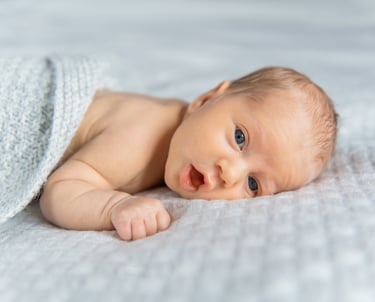 photo de naissance, bébé qui regarde, à Mons
