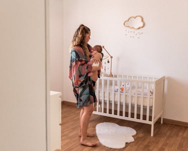 maman et son bébé dans les bras dans la chambre à Toulouse