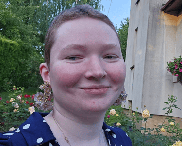 uśmiechnięta kobieta z krótkimi włosami