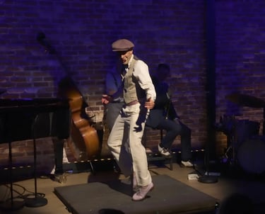 Le claquettiste Aurélien Lehmann dans le spectacle Swing Band Cabaret
