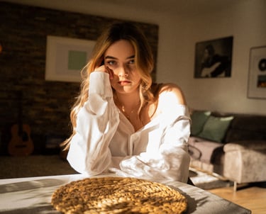 Natürliches Portrait im weichen Fensterlicht – stille, filmische Stimmung im Innenraum.