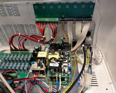 Interno di un sistema elettronico industriale con cablaggio e componenti tecnici avanzati
