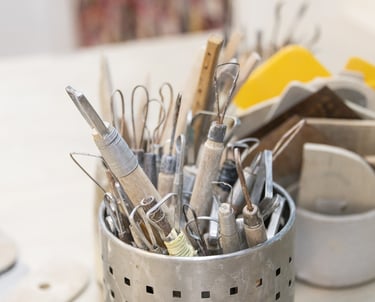 Immagine di strumenti di lavoro per ceramica