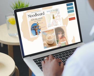 une personne consultant le moodboard de sa marque sur son ordinateur