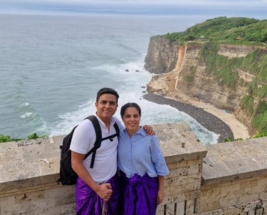 Viajeros en los acantilados del Templo Uluwatu, con vista al océano en Bali