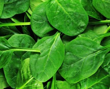 Imagen cercana de hojas de espinacas baby